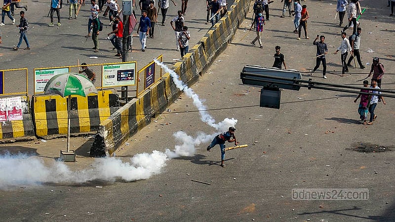 ঢাকার মহাখালী রেলগেট এলাকায় পুলিশের ছোঁড়া টিয়ার গ্যাস হাত দিয়ে ধরে পুলিশের দিকেই নিক্ষেপ করছে কোটা আন্দোলকারী শিক্ষার্থীরা