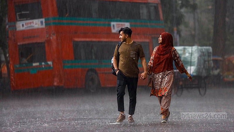 ঢাকা বিশ্ববিদ্যালয়ে এলাকায় বুধবার দুপুরে দুজন যেন বৃষ্টিতে ভিজছেন আপন মনে