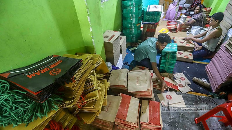 ঢাকার কেরানীগঞ্জের শহীদ নগর এলাকায় রয়েছে অর্ধশতাধিক কাগজের শপিং ব্যাগ তৈরির কারখানা। আকার, কাগজ ও নকশা অনুযায়ী ১০০ শপিং ব্যাগ তৈরিতে খরচ হয় ৪০০ থেকে ২০০০ টাকা