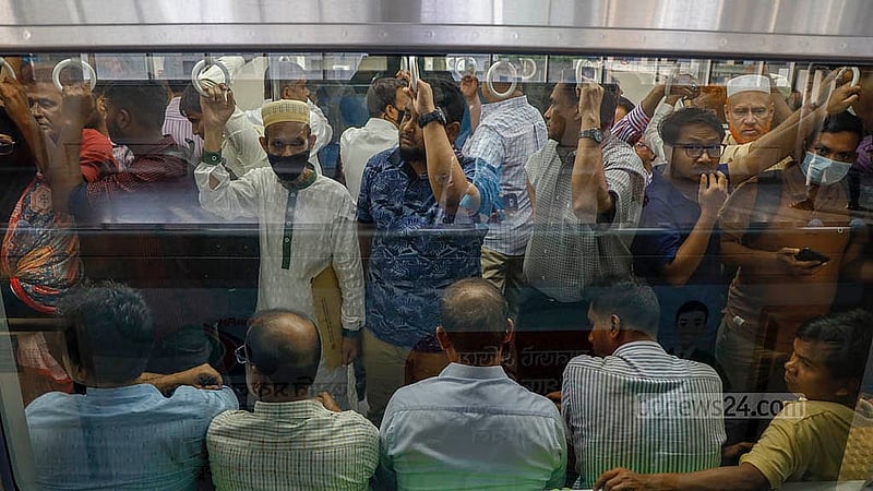 কোটাবিরোধী আন্দোলনে রাস্তায় যানবাহন চলাচল বন্ধ থাকায় সোমবার বিকালে মেট্রোরেল ছিল ভিড়ে ঠাসা