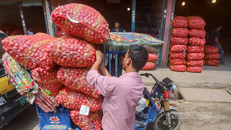 ফরাসগঞ্জের আড়ৎ থেকে রাজধানীর বিভিন্ন এলাকায় রিকশা-ভ্যানে করে পেঁয়াজ নিয়ে যান খুচরা বিক্রেতারা