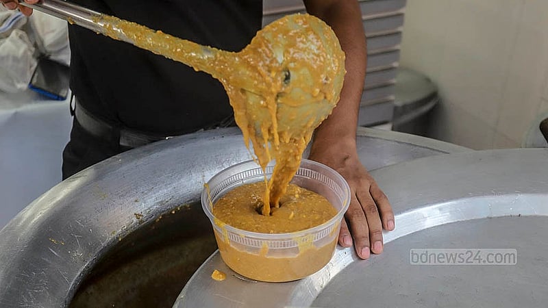 ইফতারের অন্যতম উপাদান হালিম। বিভিন্ন মাপের পাত্রে হালিম সাজাতে ব্যস্ত বেইলি রোডের বিক্রেতা