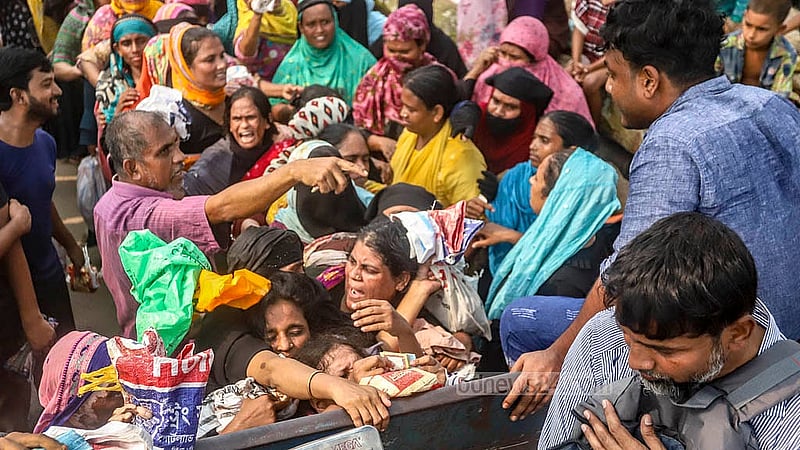 ন্যায্য মূল্যে পণ্য পেতে রাজধানীর রায়েরবাগ এলাকায় ভোর থেকে অপেক্ষায় ছিলেন সীমিত আয়ের মানুষ। দীর্ঘ সময় পর দুপুর ১২টায় পণ্য নিয়ে ট্রাক এলে সবাই হুমড়ি খেয়ে পড়েন