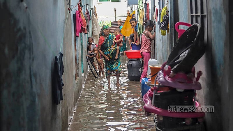 রাজধানীর নামা শ্যামপুর এলাকার অনেক বাড়ির ভেতরে হাঁটু পানি। ফলে রান্না-খাওয়া ও পয়ঃনিষ্কাশন নিয়ে বিপাকে পড়েছেন বাসিন্দারা