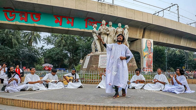 ঢাকা বিশ্ববিদ্যালয়ের রাজু ভাস্কর্য থেকে শুরু হয়ে শাহবাগে গিয়ে শেষ হয় গণপরিবেশনা ‘লাল মজলুম’।