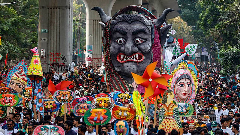বাংলা নববর্ষ উদযাপনের অংশ হিসেবে ঢাকা বিশ্ববিদ্যালয়ের চারুকলা অনুষদ থেকে বের হয় আনন্দ শোভাযাত্রা