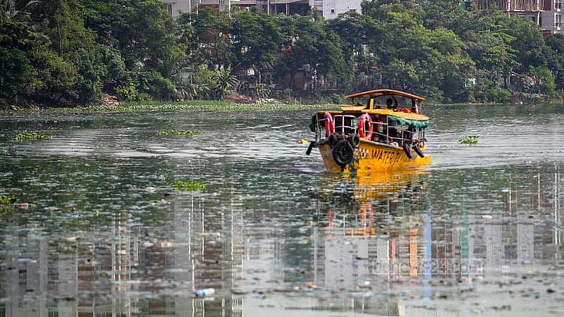 গুলশান লেকে ভাসছে আবর্জনা, এর মধ্য দিয়ে প্রতিদিন চলছে ওয়াটার ট্যাক্সি। লেকের পানির দুর্গন্ধে ভোগান্তি পোহাতে হচ্ছে যাত্রীদের