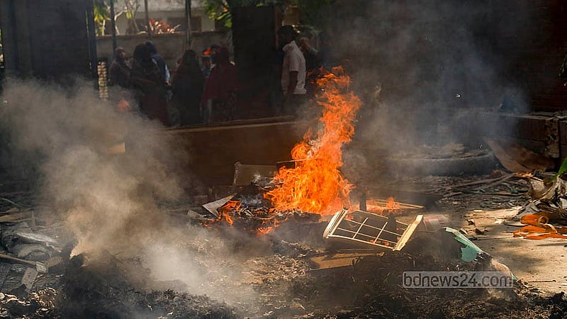 ধানমন্ডি ৫-এ শেখ হাসিনার বাসভবন সুধা সদনের প্রবেশ ফটকের সামনে বৃহস্পতিবার সকালেও জ্বলে আগুন