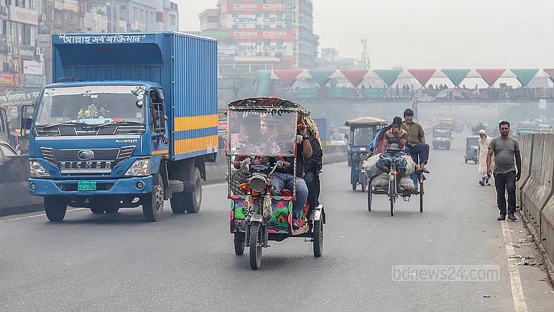 ঢাকা-চট্টগ্রাম মহাসড়কের সার্ভিস লেইন রেখে মূল লেইনে ঝুঁকি নিয়ে চলছে ব্যাটারিচালিত রিকশা। ঢাকার শনির আখড়ায় এ দৃশ্য সাধারণ হয়ে দাঁড়িয়েছে