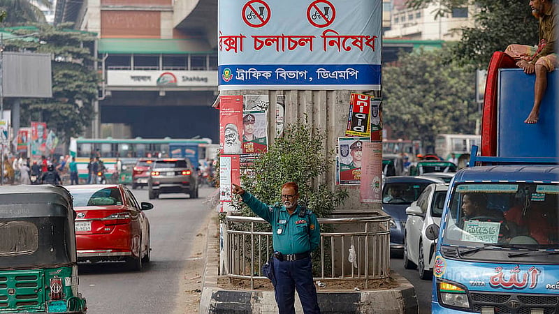 ঢাকা বিশ্ববিদ্যালয়ের টিএসসি হয়ে শাহবাগ মোড়ে প্রবেশের আগে মেট্রো রেলের পিলারে ব্যানার ঝুলিয়ে এই পথে রিকশা চলাচলে নিষেধাজ্ঞার বার্তা দিচ্ছে  ট্রাফিক বিভাগ