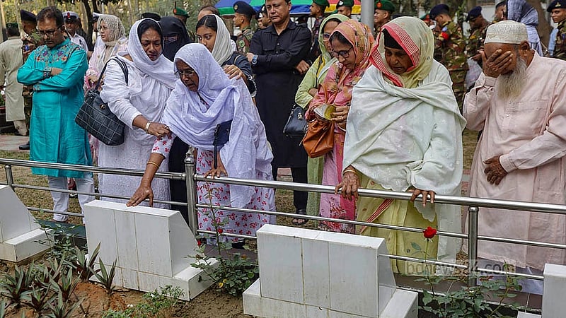 বনানীর সামরিক কবরস্থানে পিলখানা বিদ্রোহে নিহত সেনা কর্মকর্তাদের কবর জিয়ারত করেন পরিবারের সদস্যরা।