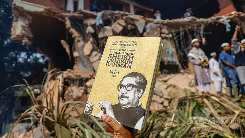 ধানমন্ডির ৩২ নম্বরে শেখ মুজিবের বাড়ির জাদুঘরে থাকা লাইব্রেরি থেকে যে যার মত নিয়ে গেছেন বই