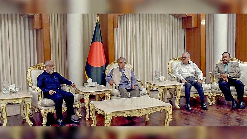 রাষ্ট্রীয় অতিথি ভবন যমুনায় শনিবার প্রধান উপদেষ্টা মুহাম্মদ ইউনূসের সঙ্গে রাজনৈতিক দলগুলোর আলোচনায় জাতীয় পার্টির চেয়ারম্যান জি এম কাদেরসহ দলের নেতারা।