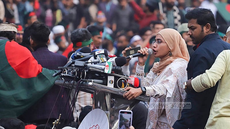 কেন্দ্রীয় শহীদ মিনারে বৈষম্যবিরোধী ছাত্র আন্দোলনের ‘মার্চ ফর ইউনিটি’ কর্মসূচিতে বক্তব্য দেন নাগরিক কমিটির মুখপাত্র সামান্তা শারমিন
