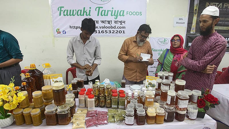 মধু মেলায় মিলছে ক্ষুদ্র উদ্যোক্তাদের তৈরি অন্যান্য খাদ্যপণ্যও। ঢাকার তেজগাঁওয়ে বিসিক ভবনে পাঁচ দিনের এ মেলা চলবে বৃহস্পতিবার পর্যন্ত