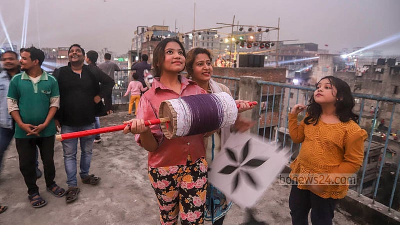 পৌষ মাসের শেষ দিন মঙ্গলবার ঐতিহ্যবাহী সাকরাইন উৎসবে পুরান ঢাকার ছাদে ছাদে নাটাই-ঘুড়ি হাতে তরুণ-তরুণীরা