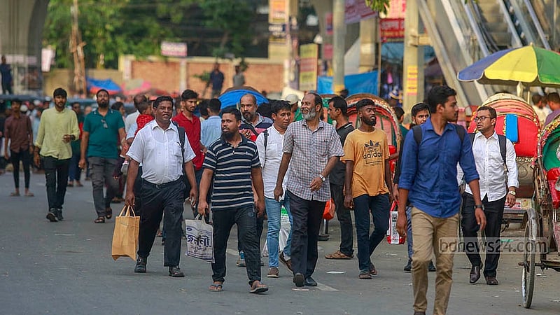 কোটা বাতিলের দাবিতে সোমবার আন্দোলনকারীরা ফার্মগেট অবরোধ করলে হেঁটে গন্তব্যের পথে মানুষ