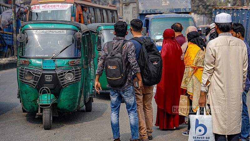 ঢাকার বাড্ডা এলাকায় বুধবার দুপুরে বাসের জন্য রাস্তায় দাঁড়িয়ে আছেন যাত্রীরা। কিন্তু বাসের দেখা নেই