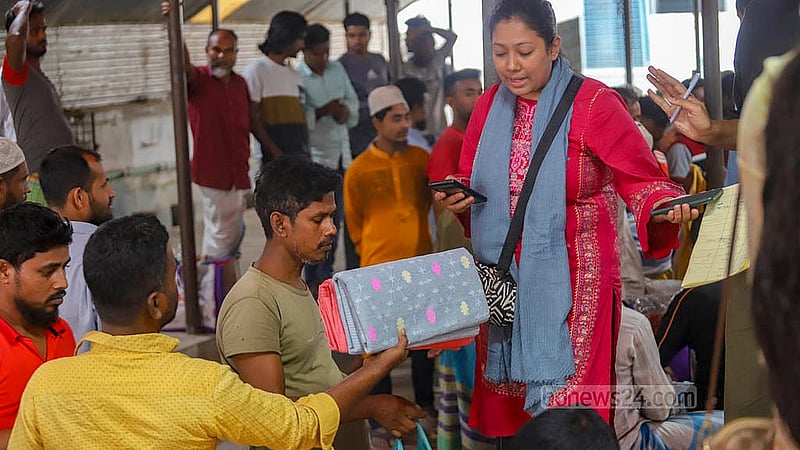 নারায়ণগঞ্জের রূপগঞ্জের নোয়াপাড়ায় জামদানি শাড়ির হাটে ক্রেতা আকর্ষণের চেষ্টা