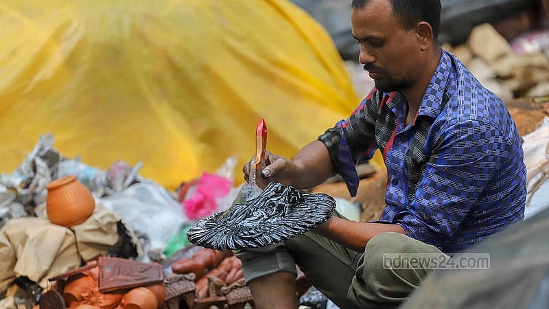 জব্বারের বলী খেলা ঘিরে হবে বৈশাখী মেলা। চট্টগ্রামের ঐতিহ্যবাহী এ আয়োজনে অংশ নিতে মৃৎশিল্প পণ্যে রঙ করছেন কারিগরেরা। ঢাকা বিশ্ববিদ্যালয়ের দোয়েল চত্বর থেকে তোলা