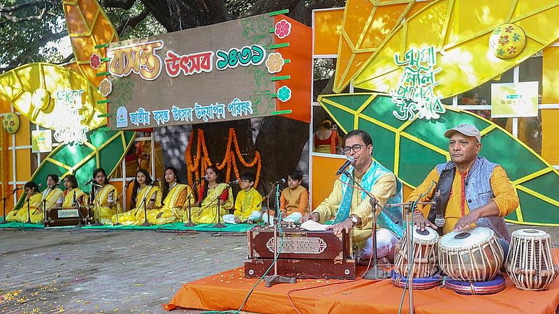 ঢাকা বিশ্ববিদ্যালয়ের চারুকলার বকুলতলায় শুক্রবার গানে গানে ঋতুরাজকে বরণ