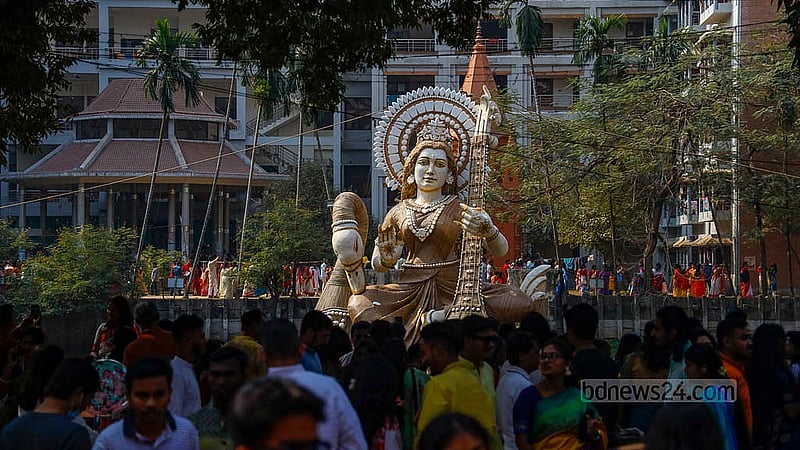 সরস্বতী পূজায় সোমবার ঢাকা বিশ্ববিদ্যালয়ের জগন্নাথ হলের জলাশয়ে ভাসমান বিদ্যাদেবীর প্রতিমা