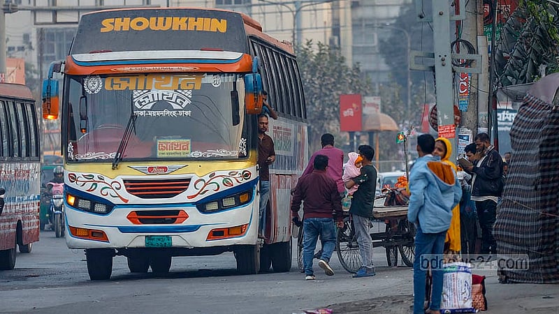 মহাখালী টার্মিনাল থেকে বাস ছাড়ার পরই ‘গেইট লকের’ নিয়ম তোয়াক্কা না করে রাস্তায় তোলা হচ্ছে যাত্রী, বাড়ছে যানজট