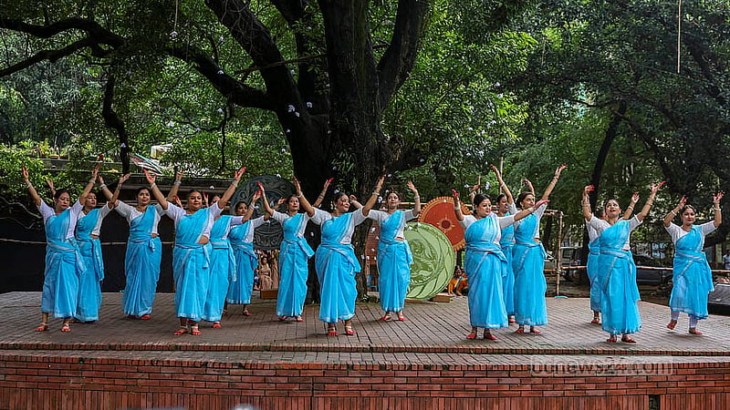 রবীন্দ্রনাথ ঠাকুরের বর্ষার ১৪টি গানে সাজানো হয় নৃত্য অনুষ্ঠান ‘ঘনঘটা’। ঢাকা বিশ্ববিদ্যালয়ের চারুকলা অনুষদের বকুলতলায় হয় এ আয়োজন