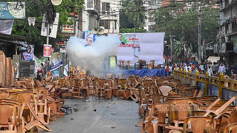 ঢাকার কাকরাইলে কেন্দ্রীয় কার্যালয়ের সামনে শনিবার জাতীয় পার্টির কর্মী সমাবেশ ছত্রভঙ্গ করতে সাউন্ড গ্রেনেড ছোড়ে পুলিশ।