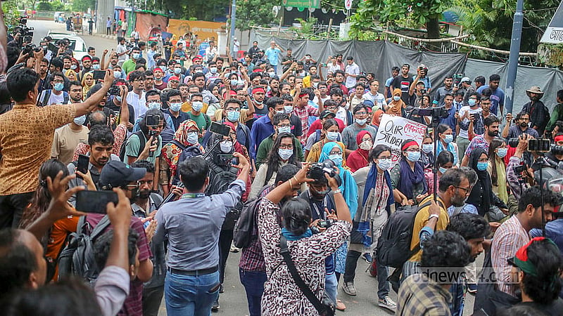 ‘মার্চ ফর জাস্টিস’ কর্মসূচির সমর্থনে বুধবার হাই কোর্ট অভিমুখে পদযাত্রা করেন ঢাকা বিশ্ববিদ্যালয়ের শিক্ষক-শিক্ষার্থীরা।