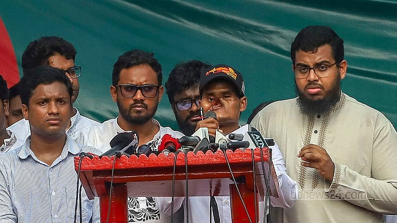 আওয়ামী লীগ নিষিদ্ধের দাবিতে শুক্রবার প্রধান উপদেষ্টার বাসভবন যমুনার কাছে মিন্টো রোডের প্রবেশ মুখে সমাবেশে বক্তব্য দেন জুলাই-অগাস্টের আন্দোলনে আহত খোকন চন্দ্র বর্মন