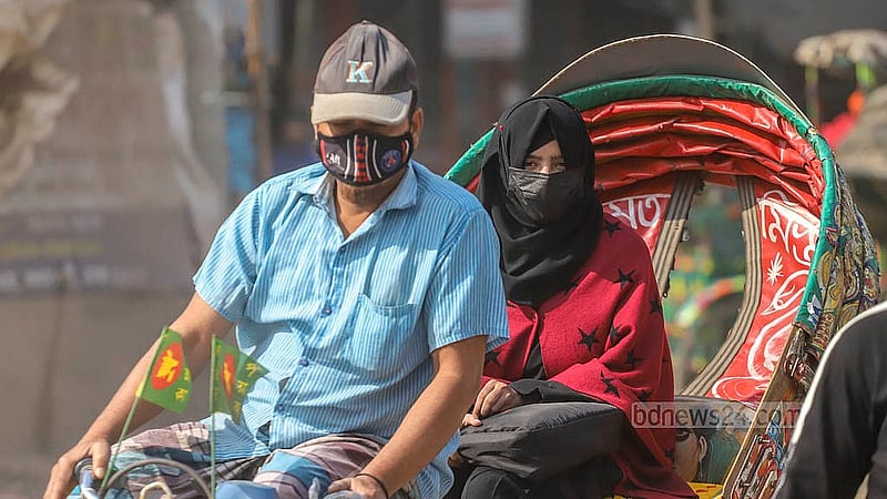 ধুলা থেকে বাঁচতে মাস্কে মুখ ঢেকে কিংবা নাকে কাপড় জড়িয়ে পোস্তগোলা থেকে নারায়ণগঞ্জ সড়কে চলতে দেখা গেছে অনেককে