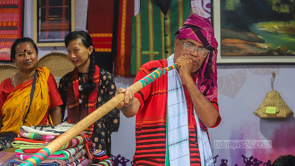 বাংলা একাডেমি প্রাঙ্গণে ‘সকল জাতিগোষ্ঠীর সাংস্কৃতিক ঐতিহ্যের প্রদর্শনীতে’ ঐতিহ্যবাহী বাদ্যযন্ত্র হাতে বিভিন্ন নৃ-গোষ্ঠীর মানুষ