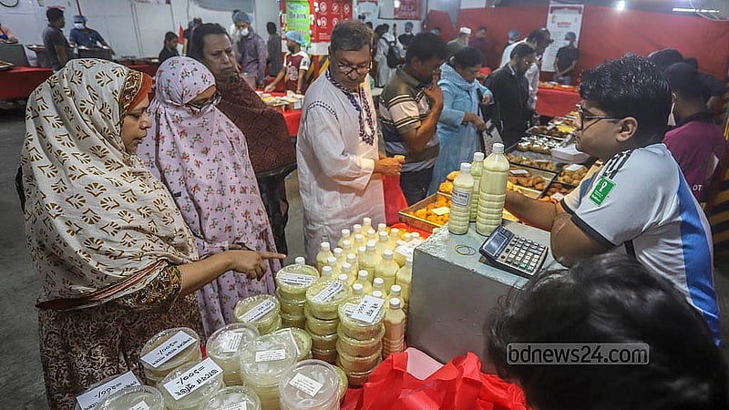 রাজধানীর বেইলি রোডে ইফতার কিনছেন ক্রেতারা