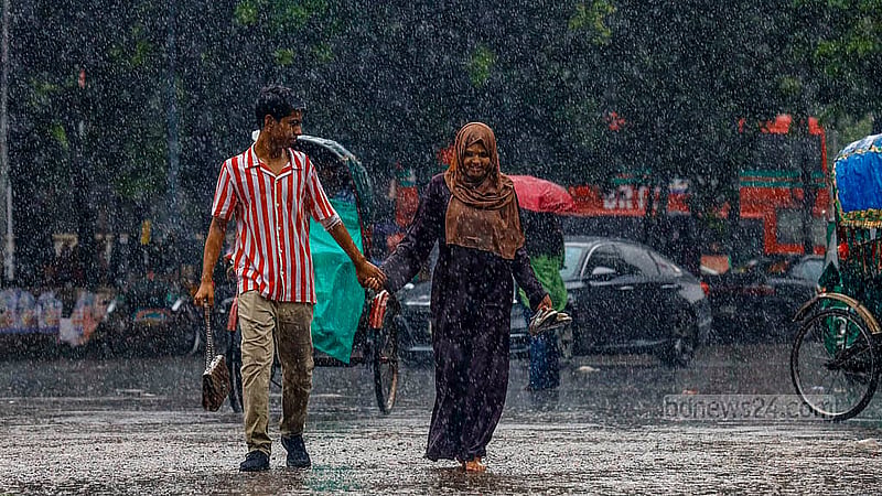 ঢাকা বিশ্ববিদ্যালয়ে এলাকায় রোববার দুপুরে আষাঢ়ী বৃষ্টিতে দুজন ভিজছে আপন মনে