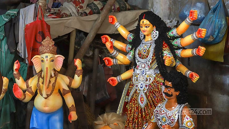 বাংলাবাজার শ্রী শ্রী প্রাণ বল্লভ জিউ মন্দিরে তৈরি করা হচ্ছে ৩০টি প্রতিমা। এবারের পূজায় এখান থেকে ঢাকার বিভিন্ন মন্দিরে পাঠানো হবে এসব প্রতিমা