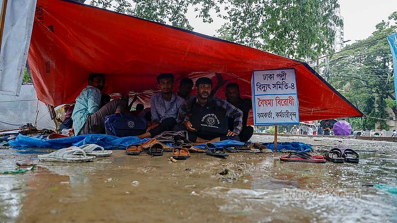 রাজধানীতে কেন্দ্রীয় শহীদ মিনারে দাবিদাওয়া নিয়ে অবস্থান কর্মসূচি পালন করছেন পল্লী বিদ্যুৎ সমিতির কর্মীরা। বৃষ্টির মধ্যেও তারা সেখান থেকে সরে যাননি। মাথার ওপর ত্রিপল দিয়ে তারা সেখানে অবস্থান করছেন