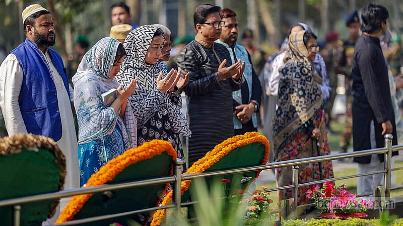 বিডিআর বিদ্রোহের বার্ষিকীতে মঙ্গলবার বনানী সামরিক কবরস্থানে নিহতদের স্মৃতির প্রতি শ্রদ্ধা নিবেদন শেষে মোনাজাতে স্বজনরা।
