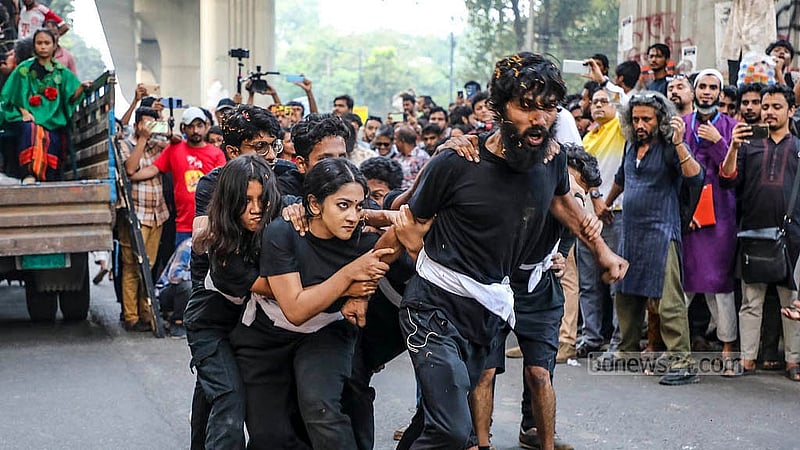 গণপরিবেশনা ‘লাল মজলুমে’ ছাত্র-জনতার গণআন্দোলনের স্মৃতি ফুটিয়ে তোলা হয়।