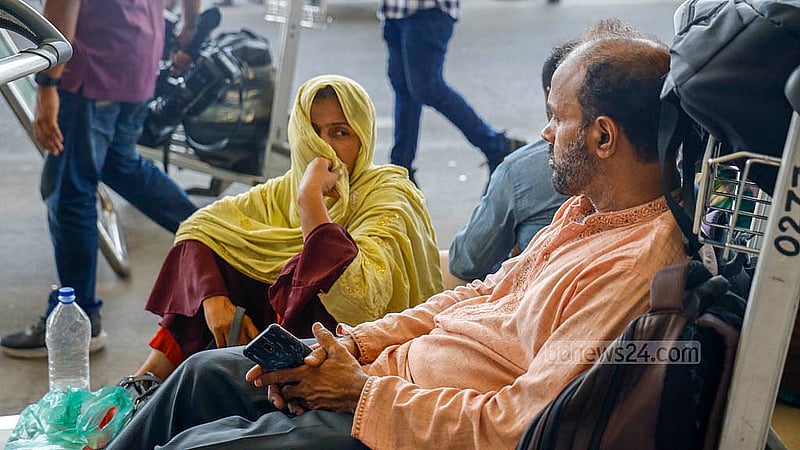 স্ত্রী এসেছে বিমান বন্দরে বিদায় জানাতে। কিন্তু ফ্লাইটের টিকেট না থাকায় আবুল কালাম জানেন না তিনি আদৌ মালয়েশিয়ায় কর্মী হিসেবে যেতে পারবেন কিনা