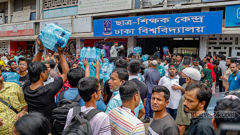 বন্যা কবলিত এলাকার জন্য ত্রাণ সংগ্রহে টিএসসির মূল ফটকে বসানো হয়েছে বুথ। বৈষম্যবিরোধী ছাত্র আন্দোলনের উদ্যোগে বিভিন্ন পর্যায়ের মানুষ চাল-ডাল, চিড়া-মুড়ি, বিস্কুট ও বিশুদ্ধ খাবার পানিসহ নানা পদের শুকনা খাবার দিয়ে যাচ্ছেন সেখানে