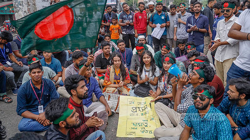 স্বতন্ত্র বিশ্ববিদ্যালয়ের দাবিতে বুধবার প্ল্যাকার্ড ও স্লোগানে সাত কলেজের শিক্ষার্থীরা