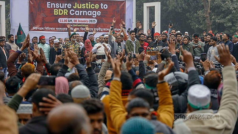 পিলখানায় বিডিআর বিদ্রোহের ঘটনায় দায়ের করা মামলায় গ্রেপ্তার জওয়ানদের মুক্তির দাবিতে বুধবার কেন্দ্রীয় শহীদ মিনারে সমাবেশ করেন তাদের স্বজনরা