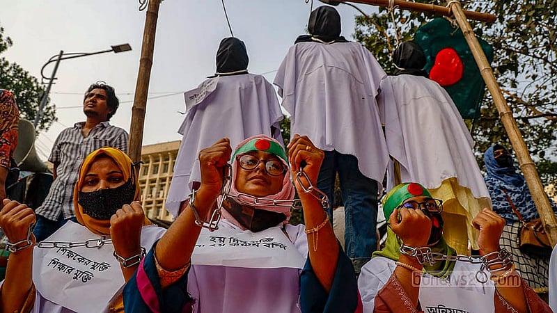 ঢাকা ও চট্টগ্রাম বিভাগে সরকারি প্রাথমিক বিদ্যালয়ে সহকারী শিক্ষক পদে নির্বাচিত ৬ হাজার ৫৩১ জনের ফল বাতিল করে হাই কোর্ট। ওই সিদ্ধান্তের প্রতিবাদ ও নিয়োগ ফিরে পাওয়ার দাবিতে শনিবার শাহবাগে প্রতীকী ফাঁসির মঞ্চ তৈরি করেন নিয়োগপ্রার্থীরা।
