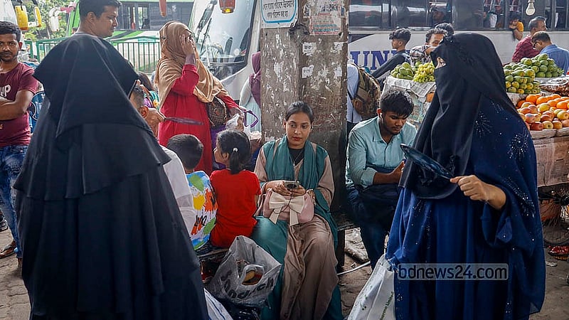 মহাখালী বাস টার্মিনালে বৃহস্পতিবার দুপুরে কাউন্টারের সামনে বাসের জন্য যাত্রীদের অপেক্ষা