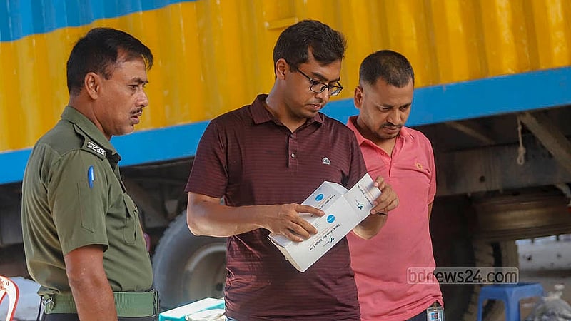 রাজধানীর বাবুবাজার ব্রিজের নিচের পাইকারি বাজার থেকে মাস্ক কিনে নিয়ে যাচ্ছেন অনেকে। কোভিড সংক্রমণ নতুন করে বাড়ার খবরে বেড়েছে চাহিদাও