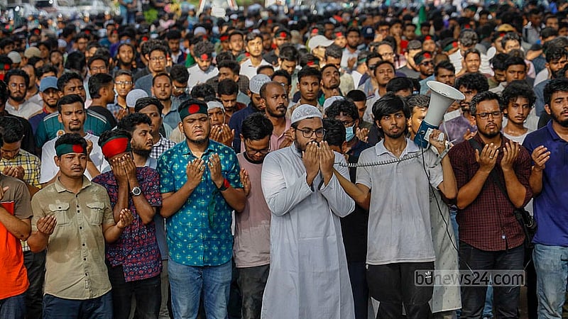 বুধবার বিকালে ঢাকা বিশ্ববিদ্যালয়ের ভিসি চত্বরের সামনে মঙ্গলবার নিহত ছয়জনের স্মরণে গায়েবানা জানাজায় অংশ নেন কোটা সংস্কারের দাবিতে আন্দোলনরত শিক্ষার্থীরা