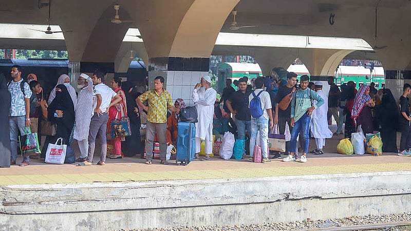 ঢাকায় ট্রেন লাইনচ্যুতির ঘটনায় যে সূচি বিপর্যয় দেখা দিয়েছে, তাতে শনিবার ‘জয়ন্তিকা এক্সপ্রেস’ এবং ‘অগ্নিবীণা এক্সপ্রেসের’ যাত্রা বাতিল করা হয়। কমলাপুর স্টেশনে অন্য ট্রেনও কয়েক ঘণ্টা বিলম্বে আসা-যাওয়া করায় চরম ভোগান্তিতে পড়েন যাত্রীরা