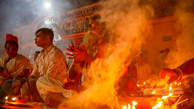 নারায়ণগঞ্জের বারদী লোকনাথ আশ্রমে মঙ্গলবার ‘রাখের উপবাস’ বা ‘কার্তিক ব্রত’ অনুষ্ঠানে প্রার্থনারত ভক্তরা