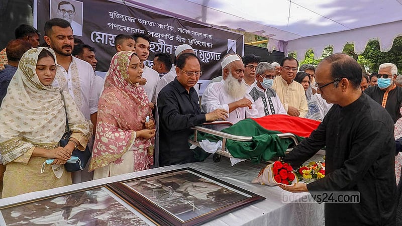 রাজধানীতে কেন্দ্রীয় শহীদ মিনার প্রাঙ্গণে সোমবার গণফোরামের সভাপতি মোস্তফা মোহসীন মন্টুর মরদেহে শেষ শ্রদ্ধা জানান সর্বস্তরের মানুষ।
